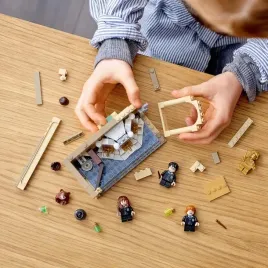 lego-harry-potter-76386-hogwart-pomylka-z-eliksirem-latajacy-ford-anglia