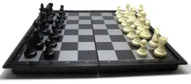 szachy-magnetyczne-warcaby-turystyczne-24-x-24-cm-zamykane-w-pudelku