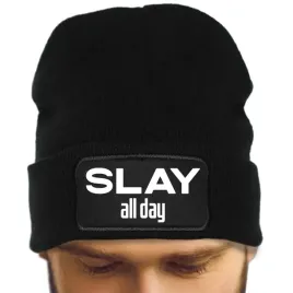 czapka-zimowa-czarna-z-mlodziezowymi-slowami-slay-dla-nastolatkow-wzory