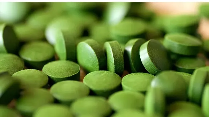 chlorella-w-tabletkach-bioalgi-naturalna-alga-250-tabletek-postac-tabletki