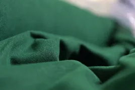 tkanina-material-kalifornia-tloczony-butelkowa-zielen-300-cm