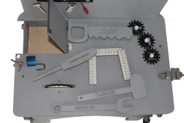 kolor-drewniany-warsztat-majsterkowicz-tablet-klodka-imadlo-schowek-pila-pl