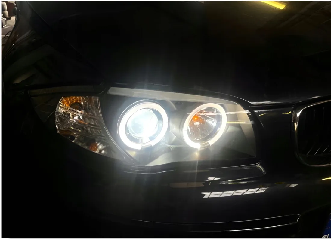 piekne-lampy-reflektory-do-bmw-1-e87-e81-od-2004-do-2011-led-ringi-nowe