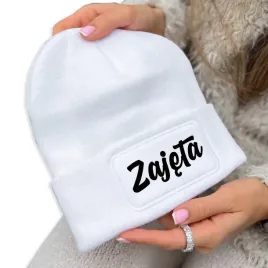 czapka-jesienna-bawelniana-zimowa-biala-beanie-zajeta-na-prezent-wzory