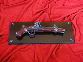 ladny-pistolet-skalkowy-na-drewnianej-zawieszce-k1095-53