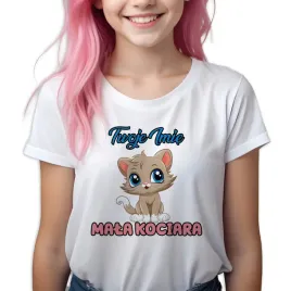 koszulka-biala-mala-kociara-twoje-imie-na-prezent-zabawne-wzory-110-cm
