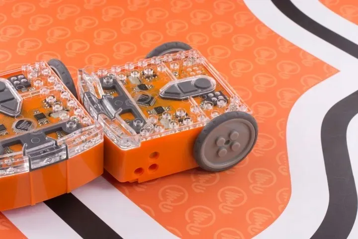 robot-edison-v2-0-programowalny-python-stem-kolor-dominujacy-odcienie-pomaranczowego