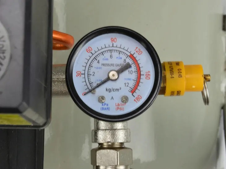 kompresor-olejowy-50l-1-zasilanie-sieciowe