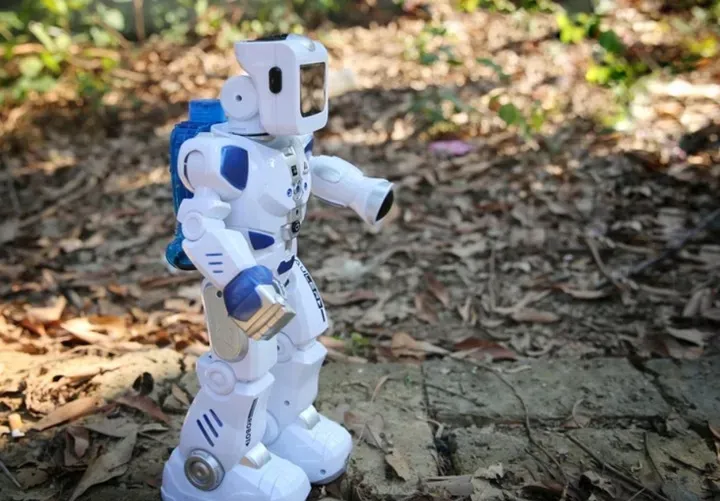 robot-interaktywny-inteligentny-na-wode-pilot-duzy-bohater-inny