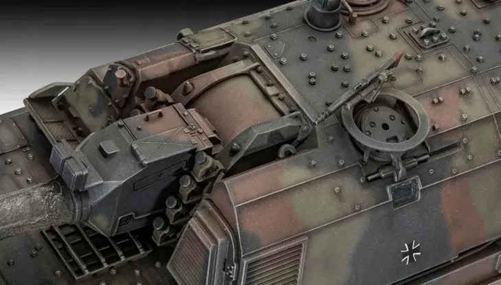 model-do-sklejania-revell-panzerhaubitze-2000-okres-po-ii-wojnie-swiatowej