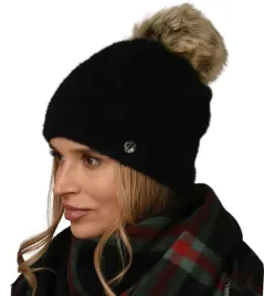 czarna-czapka-z-pomponem-damska-polski-producent-miekka-z-pomponem-modna