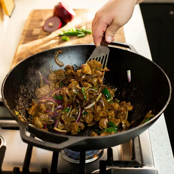 wok-zeliwny-35-cm-lodge-marka-lodge