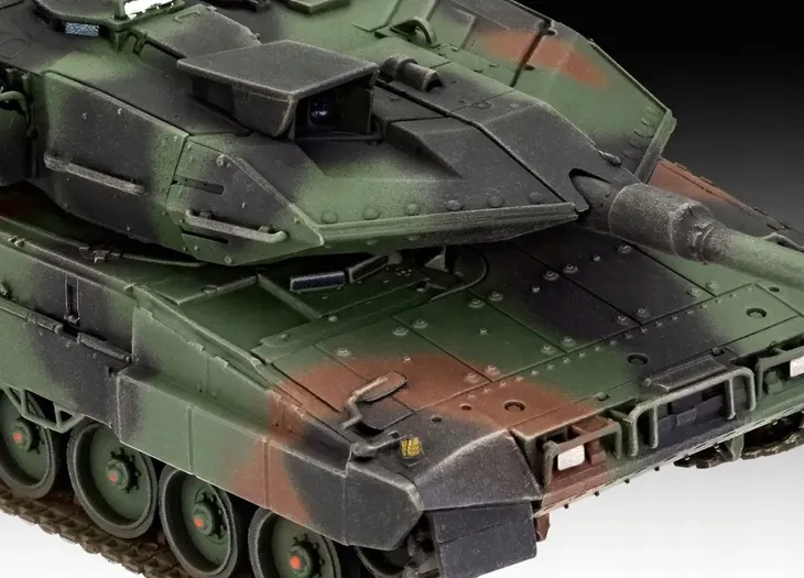 model-do-sklejania-revell-leopard-2-a7v-stan-nowy