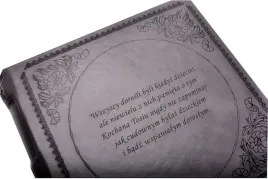 napis-grawer-na-okladce-albumu-usluga-graweru