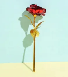 wieczna-roza-czerwona-ozdobne-pudelko-na-prezent-zlota-lodyga-podstawka-lov