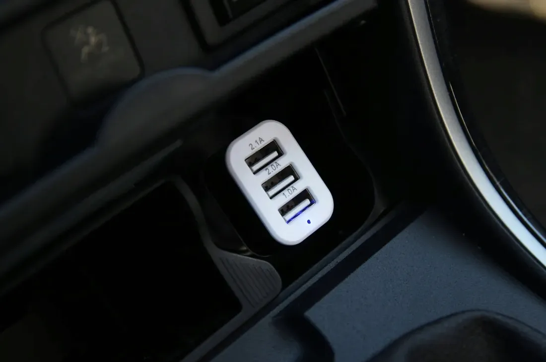 ladowarka-samochodowa-3xusb-biala-pch-03-stan-nowy