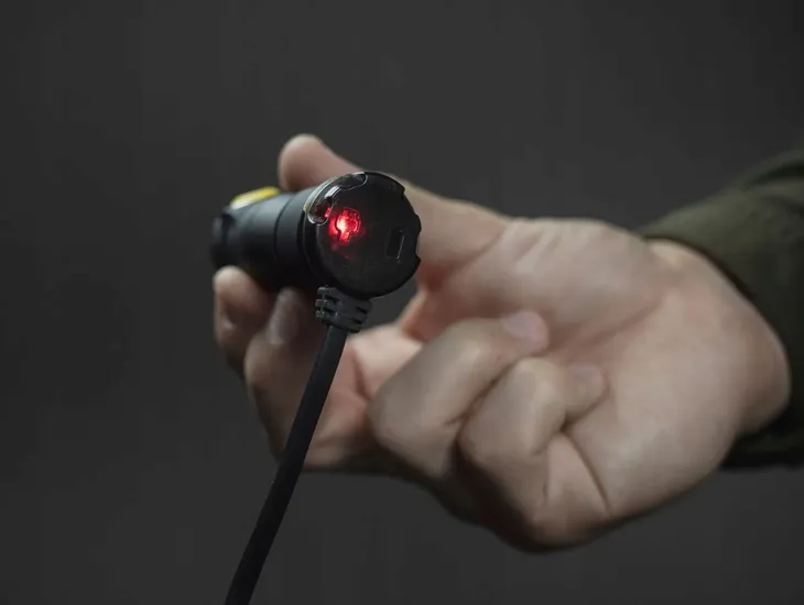 latarka-armytek-prime-c1-pro-magnet-usb-warm-cechy-dodatkowe-klips-do-mocowania-ladowanie-usb-wodoodpornosc-wstrzasoodpornosc
