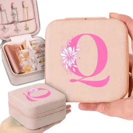 pudelko-etui-na-bizuterie-rozowy-inicjaly-roz-wz