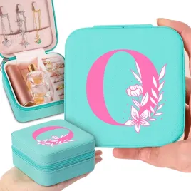 pudelko-etui-na-bizuterie-mietowy-inicjaly-roz-wz