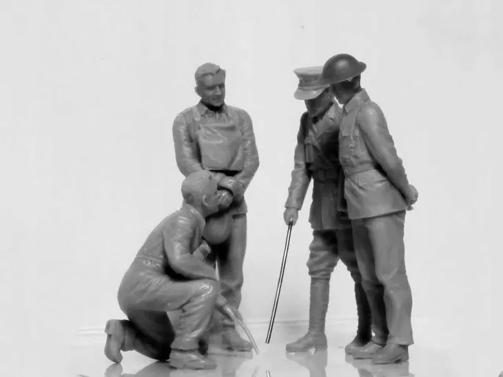 wwi-british-tank-crew-4-figures-1-35-skala-skala-1-32-i-1-35