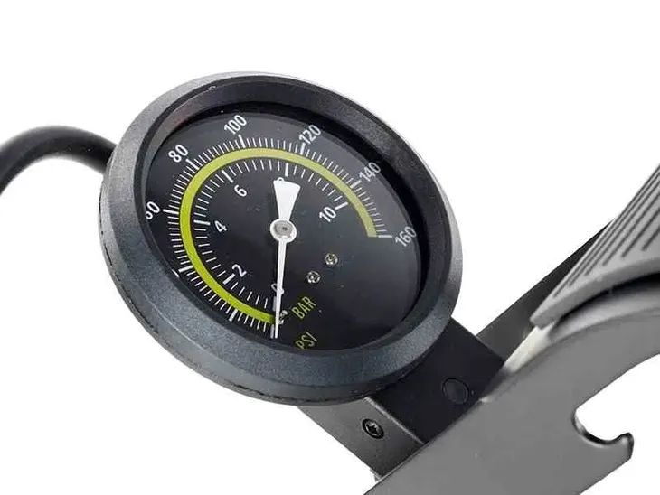 pompka-nozna-jednotlokowa-z-analogowym-cisnieniomierzem-max-11-bar-160-p-marka-quick-brake-stan-nowy