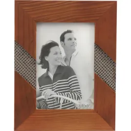 drewniana-stojaca-zdobiona-ramka-na-zdjecie