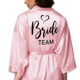 szlafrok-satynowy-rozowy-na-slub-wesele-dla-panny-mlodej-bride-team-wzory