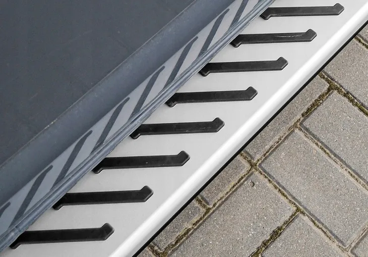 stopnie-boczne-progi-jeep-cherokee-kl-2014-stan-nowy-producent-arp