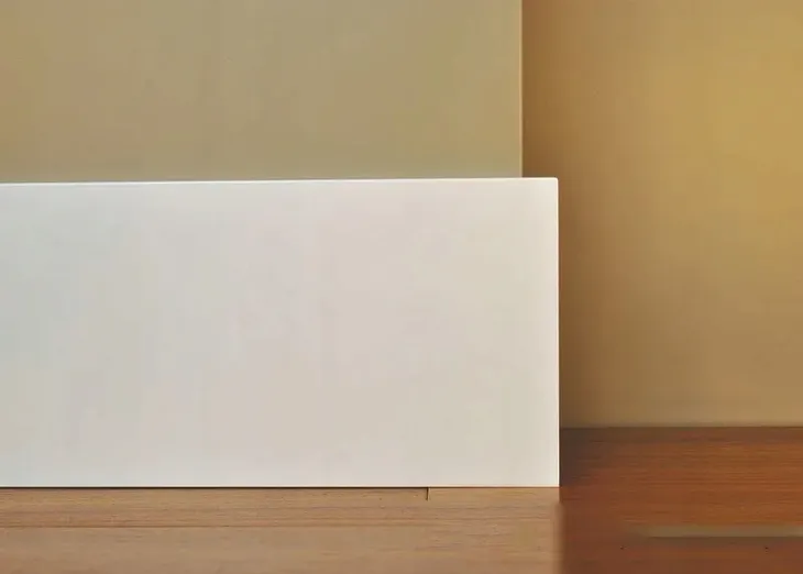 biala-listwa-przypodlogowa-mdf-150x16-na-wilgoc-wysokosc-150-mm