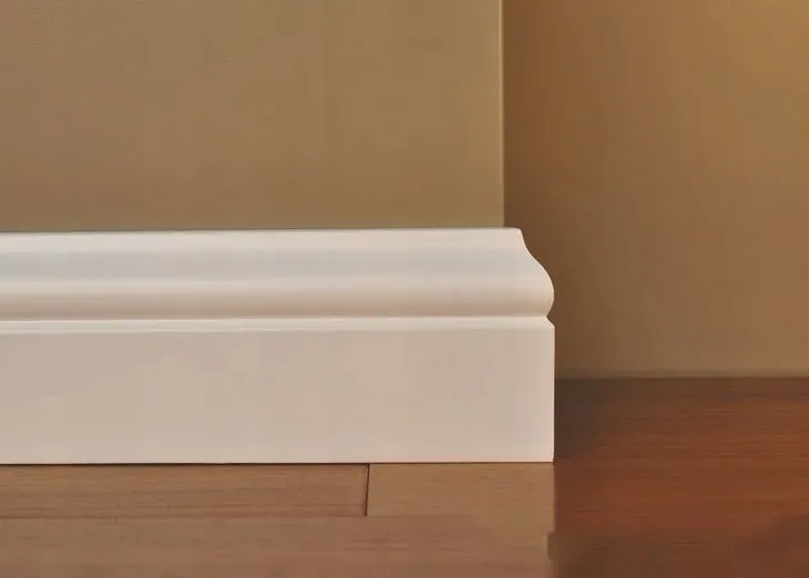 biala-listwa-przypodlogowa-mdf-80x16-na-wilgoc-wysokosc-80-mm