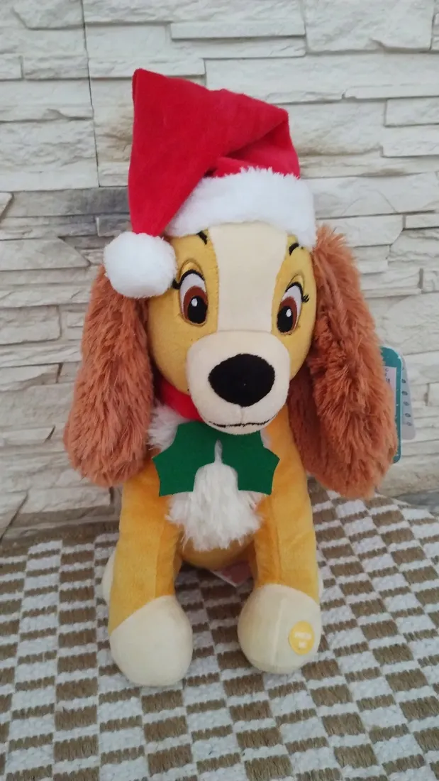 maskotka-disney-slon-dumbo-siedziacy-z-dzwiekami-w-swiatecznej-czapce-30cm