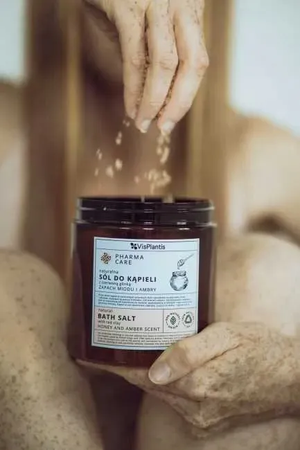 vis-plantis-pharma-care-sol-do-kapieli-z-glinka-zapach-miodu-i-ambry-800g