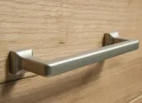 szeroka-komoda-1-daniel-kolor-mebla-dab-craft-zloty