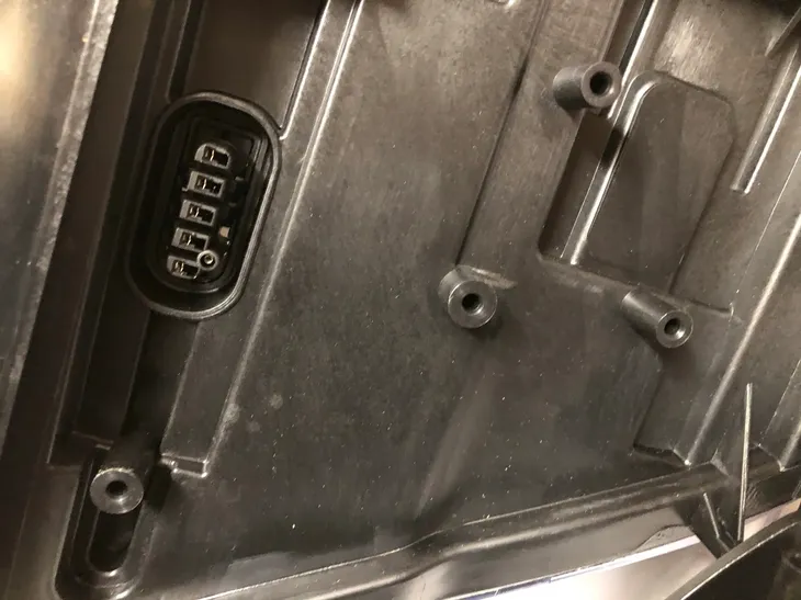 bmw-e60-e61-2003-06-reflektor-bi-xenon-prawy-stan-nowy-strona-zabudowy-prawa