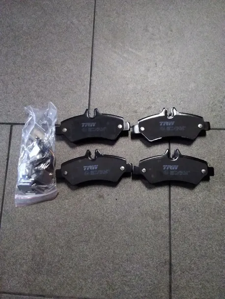 trw-klocki-hamulcowe-mercedes-sprinter-crafter-06-waga-z-opakowaniem-2-kg