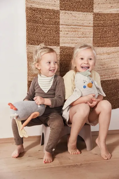 przytulanka-maskotka-papuga-kai-oyoy-mini-szerokosc-produktu-16-cm