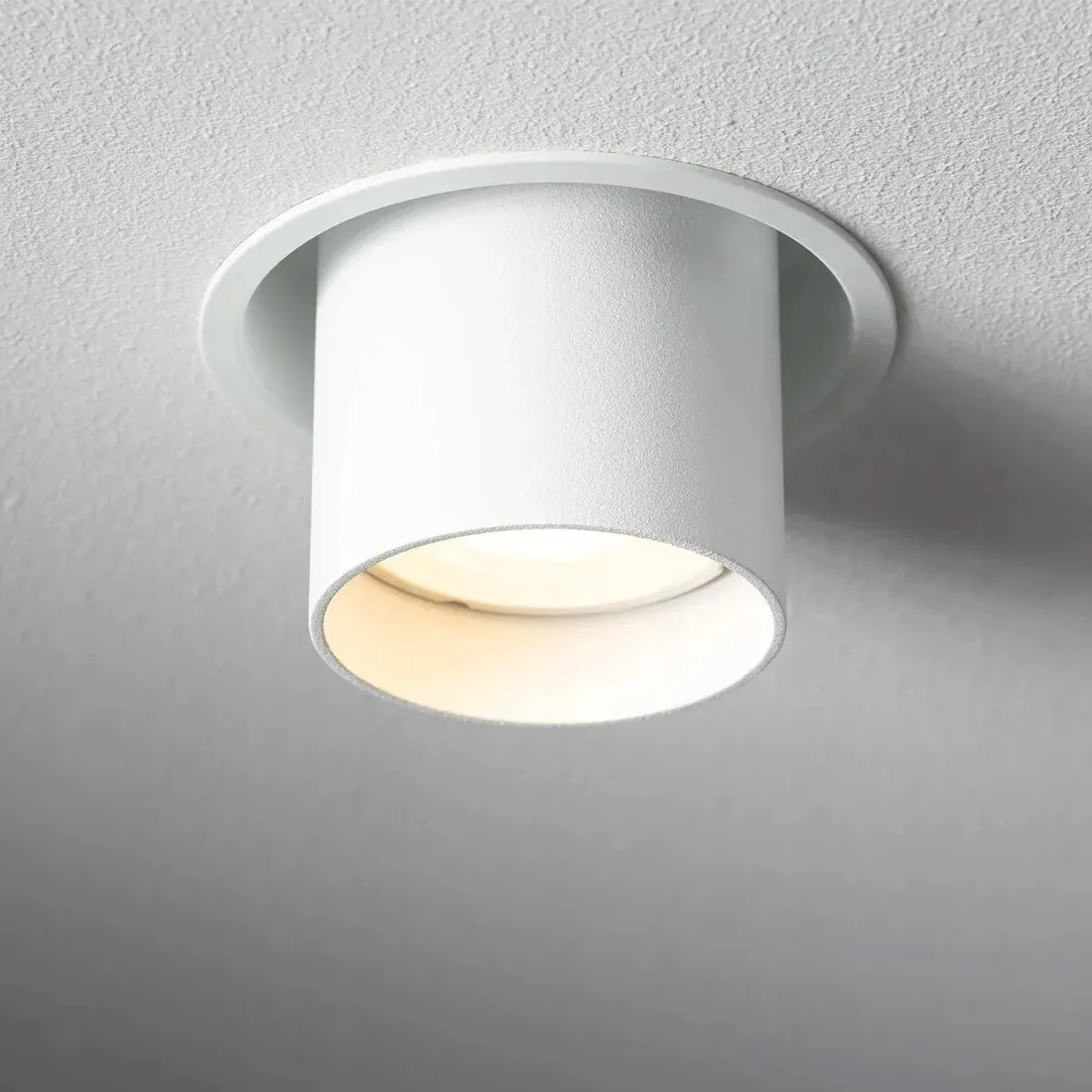 lampa-punktowa-podtynkowa-okragla-biala-regulowana-dlugosc-mono-nowodvorski-stan-nowy