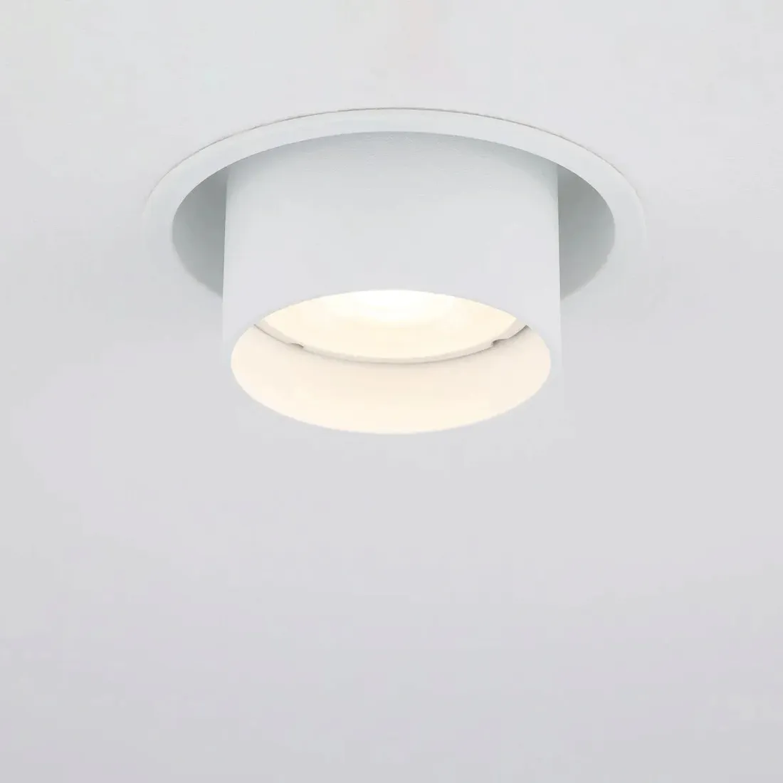 lampa-punktowa-podtynkowa-okragla-biala-regulowana-dlugosc-mono-nowodvorski-stan-nowy