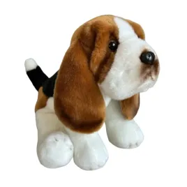 maskotka-pies-basset-siedzacy-miekka-dlugie-uszy-realistyczny-wyglad