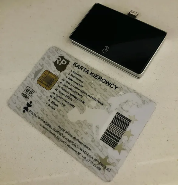 czytnik-karty-kierowcy-do-iphone-ios-funkcje-data-kalibracji-data-ostatniej-kontroli-odczyt-karty-kierowcy-wlozonej-do-tachografu-odczyt-karty-kierowcy-wlozonej-w-slot-urzadzenia-odczyt-z-tachografu-podglad-czynnosci-kierowcow-i-pojazdow-porownanie-danych-z-kart-z-danymi-z-tachografow-przypominanie-terminow-odczytow-raporty-naruszen-raporty-o-pojazdach-wystawianie-zaswiadczen-o-nieprowadzeniu-pojazdow