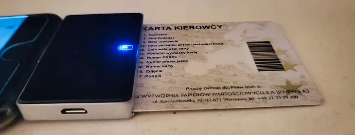 czytnik-karty-kierowcy-do-iphone-ios-zasilanie-akumulatorowe-sieciowe