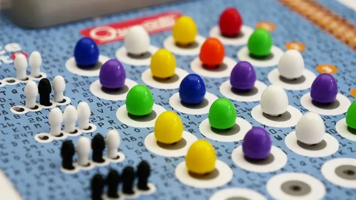 quercetti-gra-sekretny-kod-ilustrator-planszowe-gry-towarzyskie-gry-strategiczne-planszowe-planszowka-gry-imprezowe-strategiczne-gry-planszowe-przygodowe-ciekawelogiczne-gry-planszowe