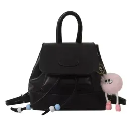 elegancka-torebka-maly-plecak-damski-na-ramie-czarna-ala-skora-t251