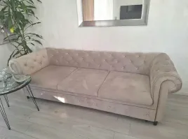 kanapa-sofa-trzyosobowa-w-stylu-chesterfield-do-salonu-pikowana-guzikami