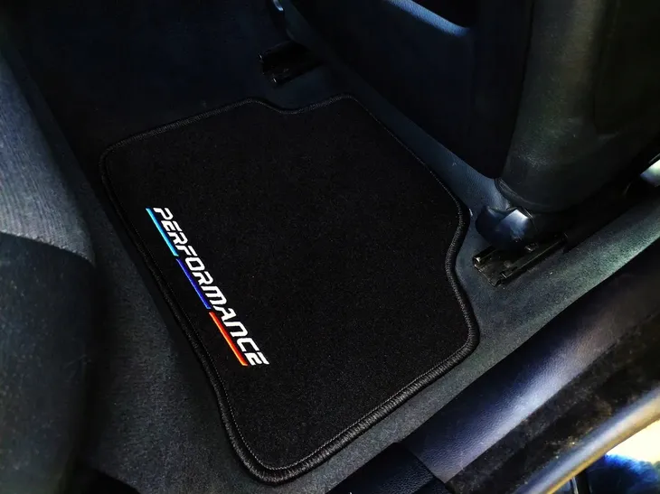 dywaniki-bezowe-do-bmw-3-e90-2005-2012-haft-stan-nowy-producent-lasota