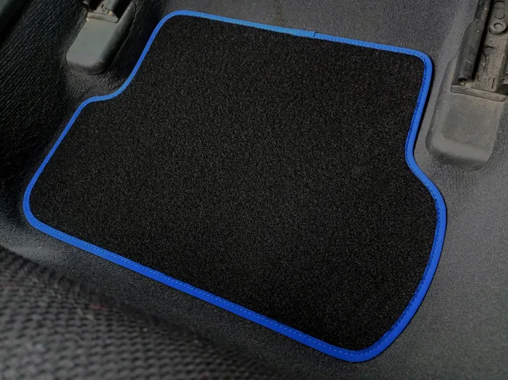 dywaniki-welurowe-extra-toyota-matrix-2002-stan-nowy-waga-z-opakowaniem-2-kg