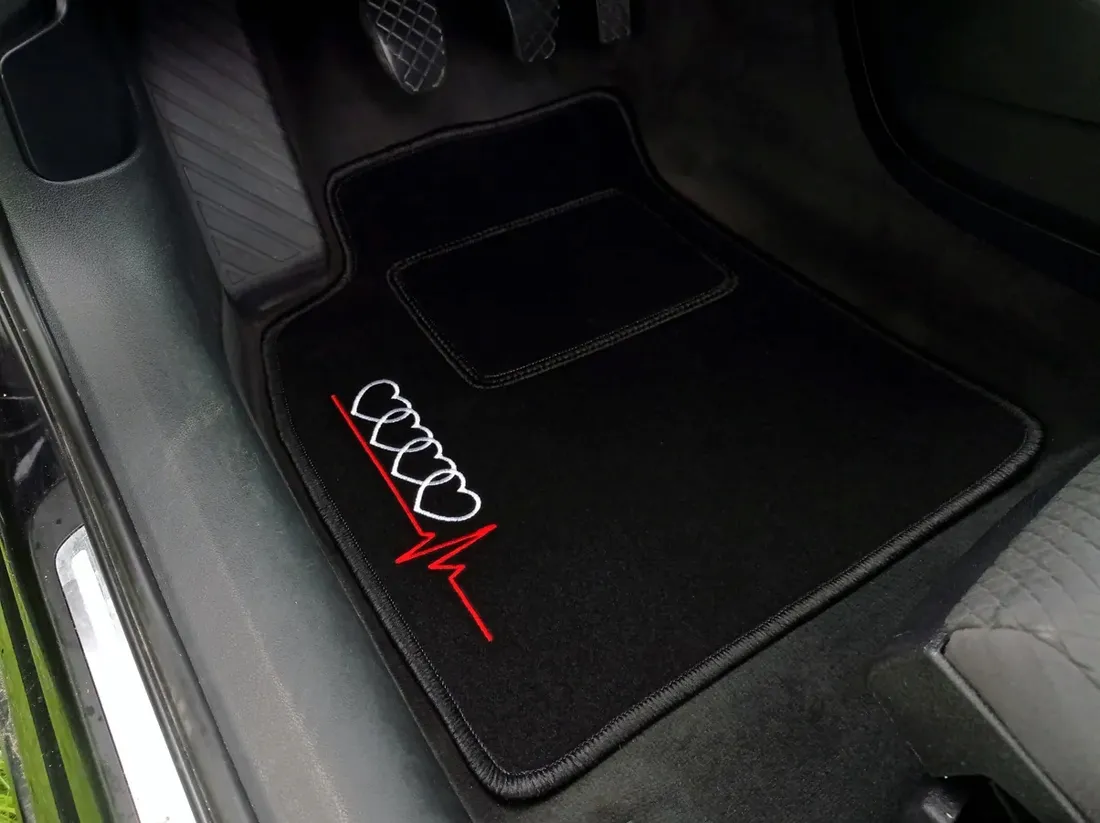 dywaniki-welurowe-do-audi-a8-d4-2010-2017-czarne-4x-haft