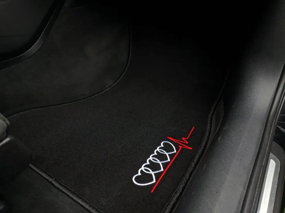 dywaniki-welurowe-do-audi-a8-d4-2010-2017-czarne-4x-haft