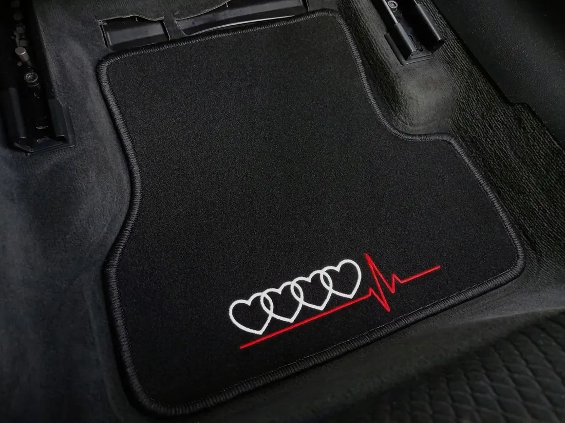dywaniki-welurowe-do-audi-a8-d4-2010-2017-czarne-4x-haft