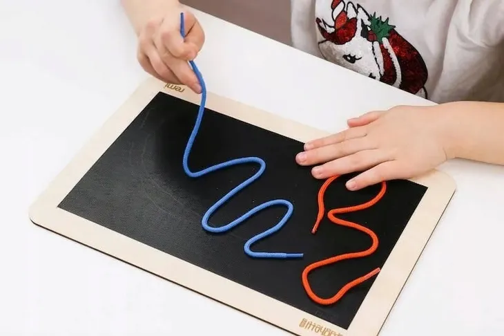 spaghetti-pad-start-material-drewno-plastik-tkanina